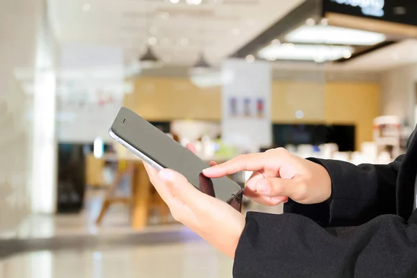 Affärsmän och kvinnor använder mobil och tryck på smart telefon för — Stockfoto