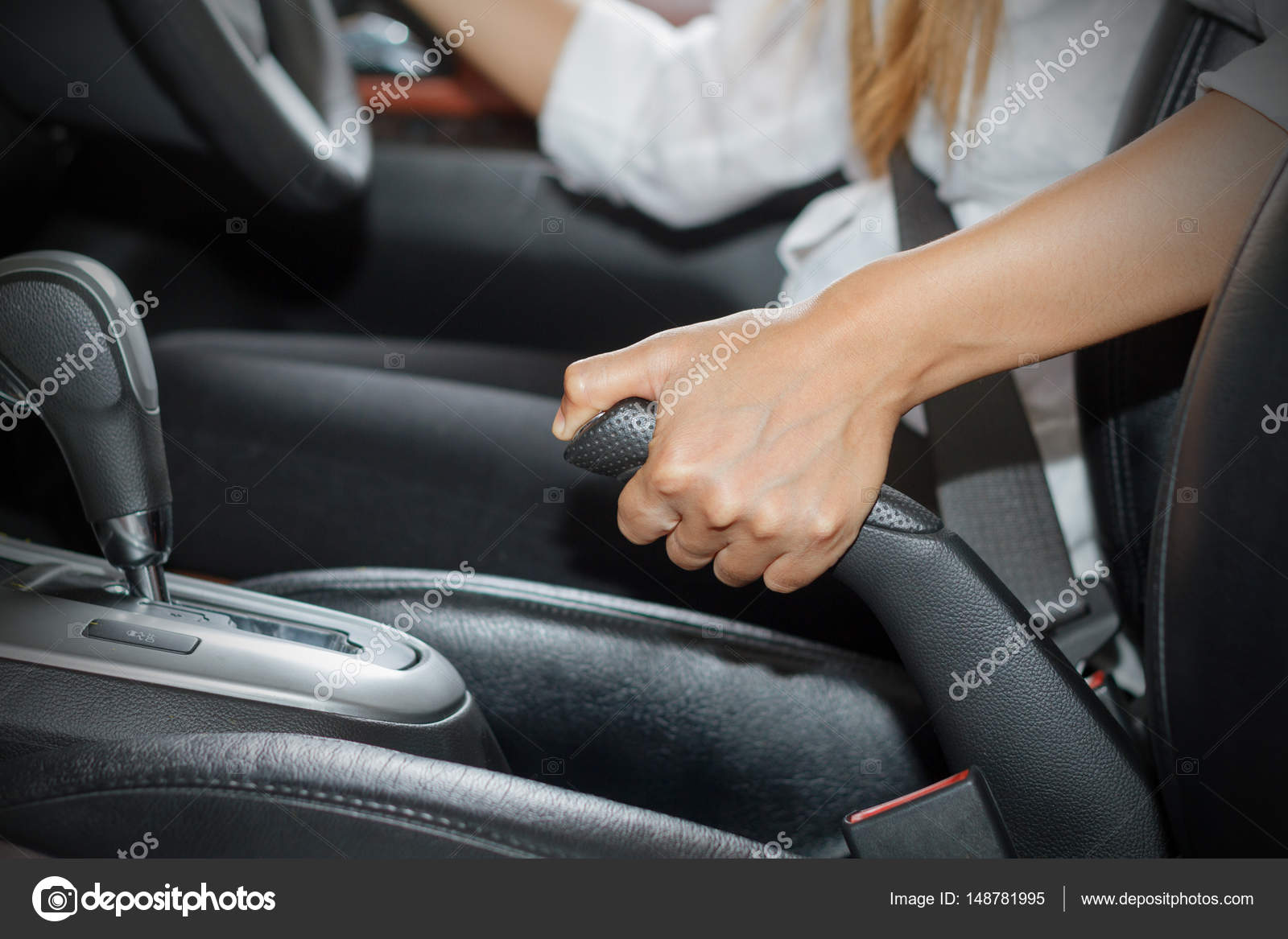 ручной стояночный тормоз автомобиля. ручник на автобусе. дернул ручник. ручной тормоз автомобиля. рука на коробке передач.