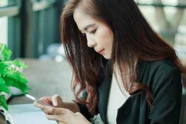 İş adamları ve kadınları telefon kullanıyorsanız ve dokunmatik akıllı telefon için