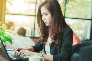 Dizüstü bilgisayar için çalışmıyorsa, yumuşak odak kullanarak Asya iş kadınları