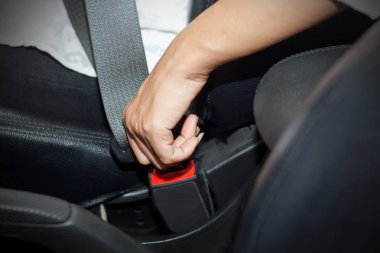 Asyalı kadınlar kilitli araba emniyet kemeri vardı 