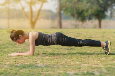 Atletik kadın Asya ısınma bulanık ve yumuşak odak up ve Youn