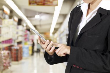 İş adamları ve kadınları telefon kullanıyorsanız ve dokunmatik akıllı telefon için