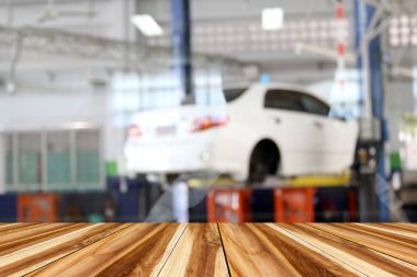 Asansörler küçük servis istasyonunda arka plan zekâ bulanık arabalar