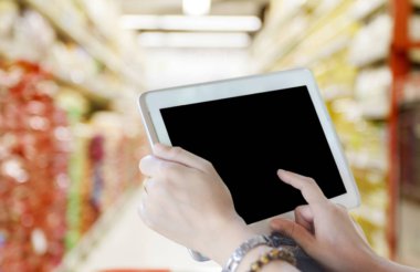 Tablet ve dokunmatik p kullanarak iş kadınları kullanarak Asya kadın kapatmak