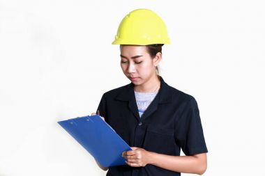 Asyalı kadın mühendisler ve teknisyenler t listede kontrol ediyor