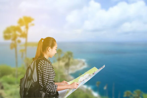 Mulher asiática carregando uma mochila e monitorando mapa turístico em ha — Fotografia de Stock