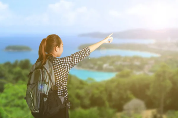 Mulher asiática carregando uma mochila e monitorando mapa turístico em ha — Fotografia de Stock