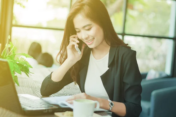 Les hommes et les femmes d'affaires utilisent un téléphone intelligent mobile et tactile pour — Photo