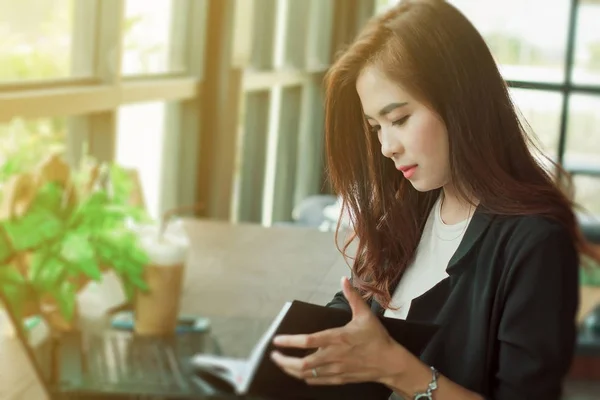 Mujeres de negocios asiáticas que trabajan y escriben un libro, enfoque suave y —  Fotos de Stock