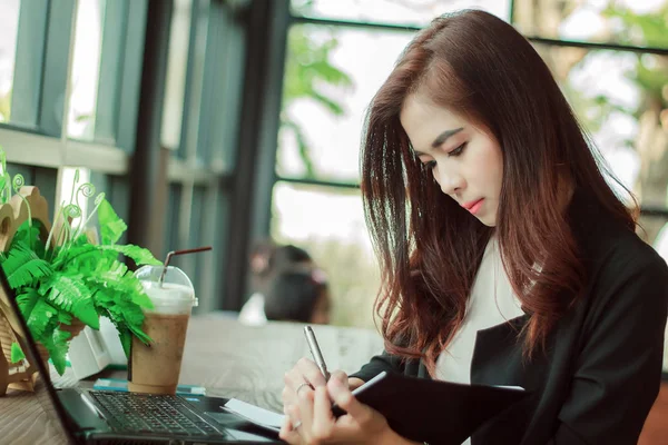 Asiatiche donne d'affari che lavorano e scrivono un libro, soft focus e — Foto Stock