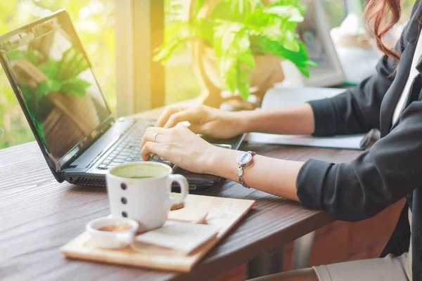 Mulheres de negócios asiáticas usando notebook para trabalhar, desfocado e macio — Fotografia de Stock