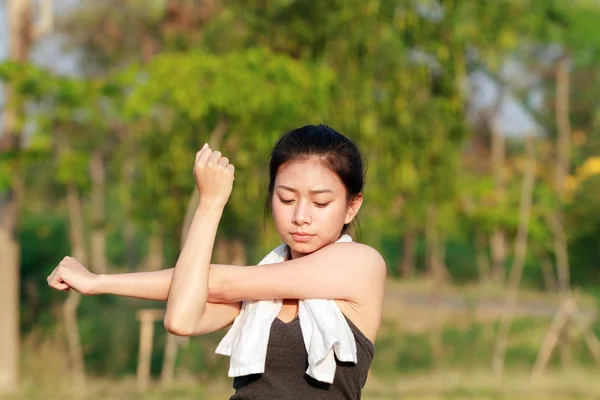 Enfoque borroso y suave de la mujer atlética Asia calentamiento y Youn —  Fotos de Stock