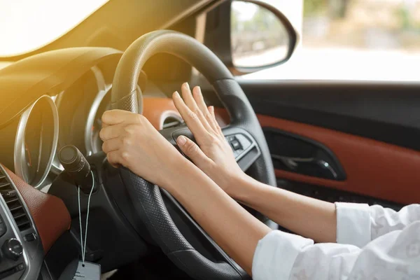 Asijské ženy jsou řízení auta na silnici a zmáčknout klaxon.soft — Stock fotografie