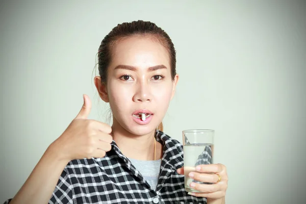 Asiatische Frauen nehmen und essen Medikamente und Vitamine als Hilfe — Stockfoto