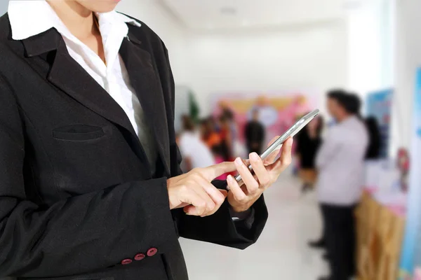 Geschäftsleute nutzen Mobiltelefone und Touch-Smartphones für — Stockfoto