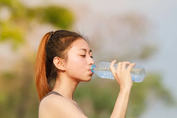 Σπορ γυναίκα Ασία πόσιμο νερό εξωτερική ηλιόλουστη ημέρα — Φωτογραφία Αρχείου