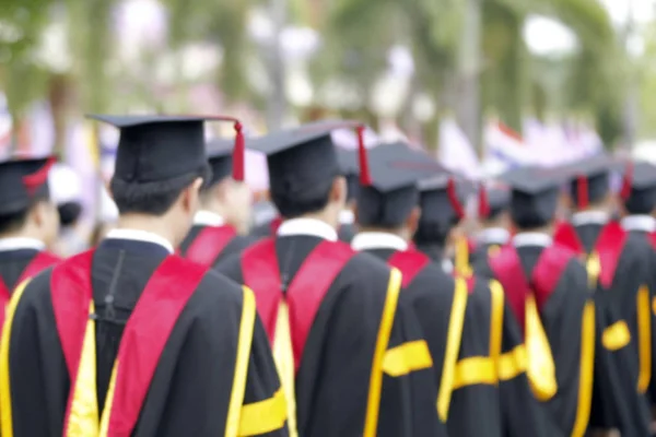 Flou des diplômés marchent la ligne pour obtenir un diplôme et se — Photo