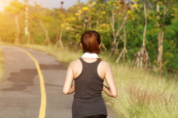 Running vrouw. Vrouwelijke Aziatische runner joggen tijdens buiten op roa — Stockfoto