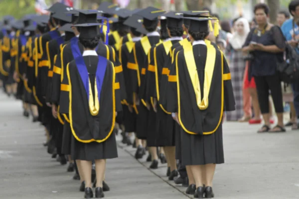 Bulanık, mezunları diploma ve se almak için hat yürüyüş — Stok fotoğraf
