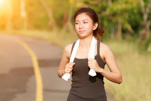 Une femme qui court. Femme coureuse jogging en plein air sur la route.Vous — Photo