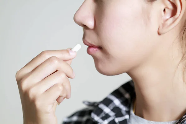 Ásia mulheres estão tomando e segurando medicamentos e vitaminas para o hel — Fotografia de Stock