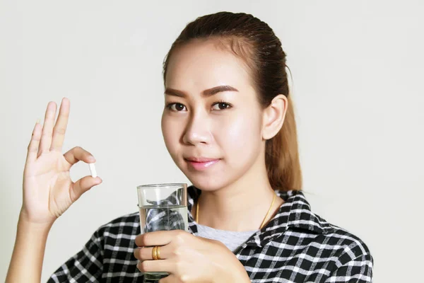 Азіатські жінки прийняття і проведення лікарських засобів та вітаміни для він — стокове фото