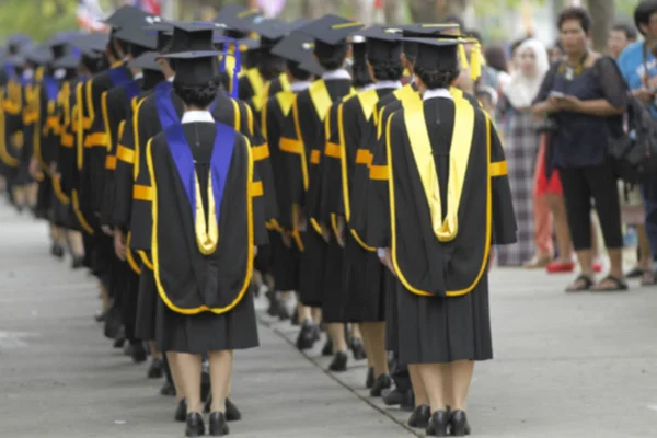 Flou des diplômés marchent la ligne pour obtenir un diplôme et se — Photo