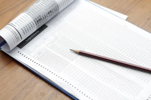 Okulary i ołówek na standardowy formularz z bańki odpowiedzi testowy — Zdjęcie stockowe