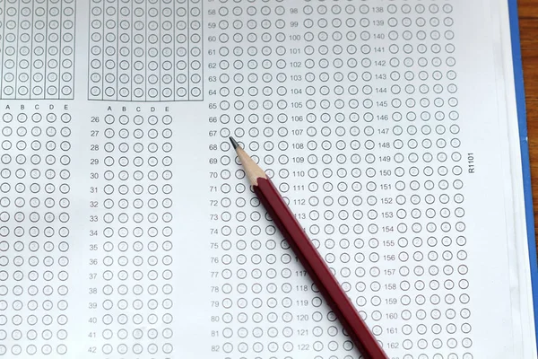 Óculos e lápis em formulário de teste padronizado com bolha de respostas — Fotografia de Stock