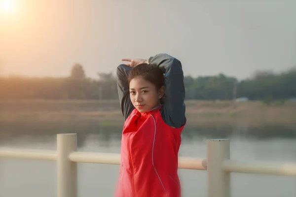 운동 워밍업 여자 아시아와 앉아 젊은 여자 선수 — 스톡 사진