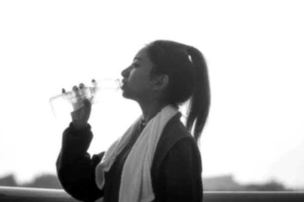 Deportiva mujer asia beber agua al aire libre en día soleado —  Fotos de Stock