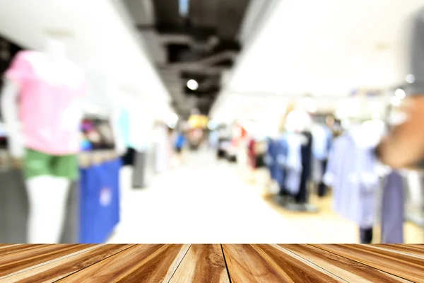 Perspectiva de madeira e desfocado supermercado / shopping blur para fundo — Fotografia de Stock