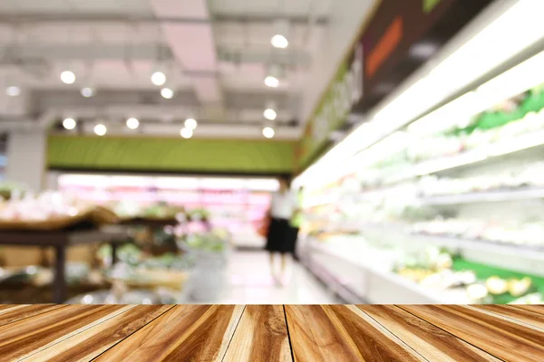 Perspektiv trä och suddiga grönsaker/frukt stormarknad/mall för — Stockfoto