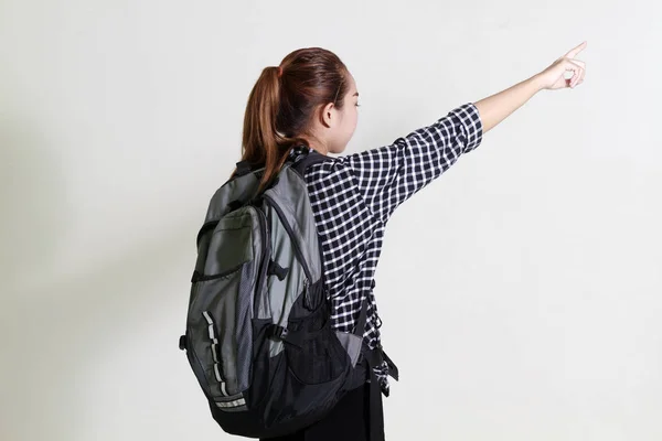Mujer asiática llevando una mochila y monitoreando mapa turístico en ha —  Fotos de Stock