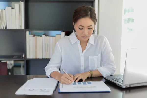 Азіатський ділових жінок, що працюють і аналіз графіка в офісі — стокове фото