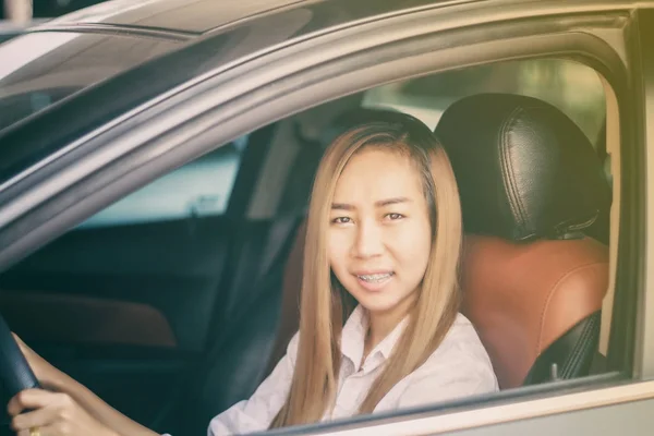 Las mujeres asiáticas están conduciendo coches en la carretera . — Foto de Stock