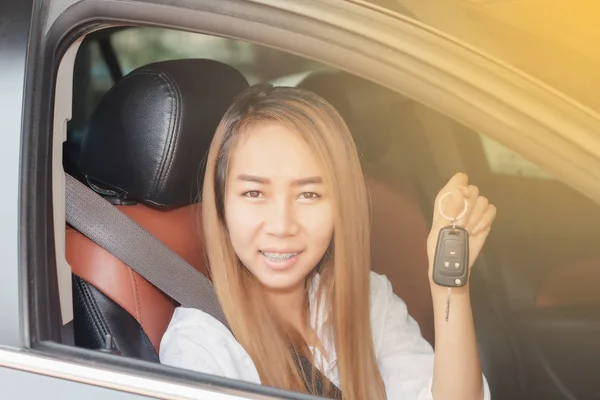 Las mujeres asiáticas están conduciendo coches en la carretera . — Foto de Stock