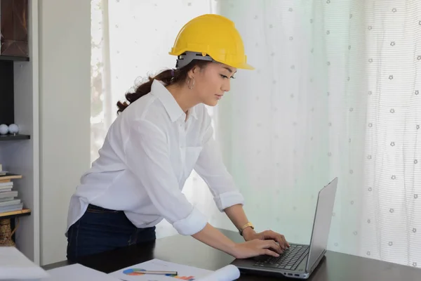 Asiatico donne ingegneria utilizzando notebook per lavorare in ufficio — Foto Stock