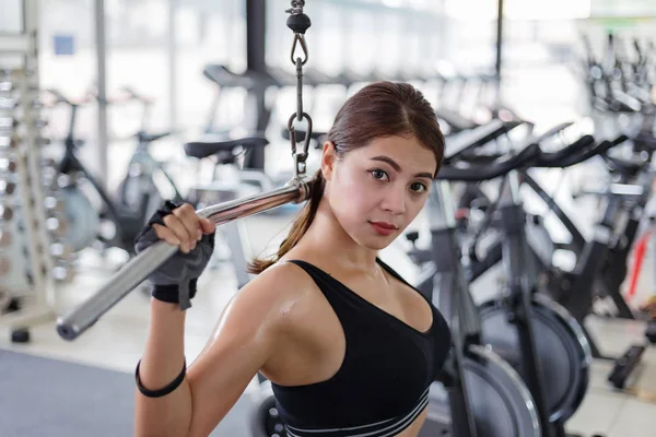 Vackra muskulös passar kvinna utövar bygga muskler och passar — Stockfoto