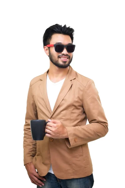 Porträt eines hübschen asiatischen jungen Geschäftsmannes mit einer Tasse Kaffee — Stockfoto
