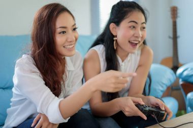 Video oyunları oynamak ve mutlu heyecanlı bulanık ve yumuşak odak iki kadın rekabetçi arkadaşlar