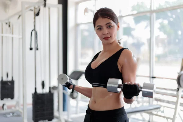 Hermosa mujer musculosa en forma ejercitando los músculos de construcción y ajuste — Foto de Stock