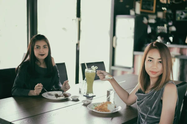 Две девушки смеются и обедают вместе на отдыхе — стоковое фото