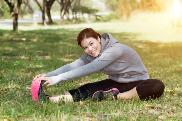 Athletic woman asia warming up and Young female athlete sitting — Stock Photo, Image