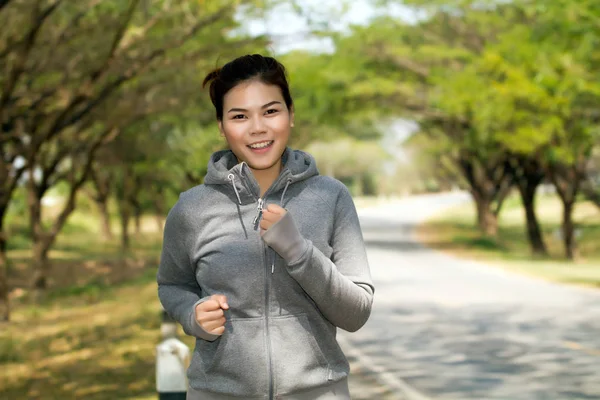 Kör kvinna. Kvinnliga löpare jogging under utomhus på vägen. Du — Stockfoto