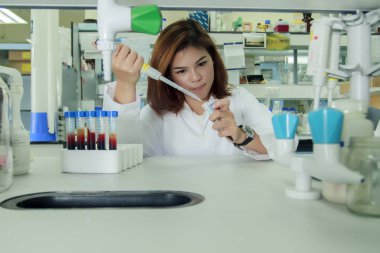 Multichan ile çalışan genç kadın teknik ya da kadın Asya bilim adamı