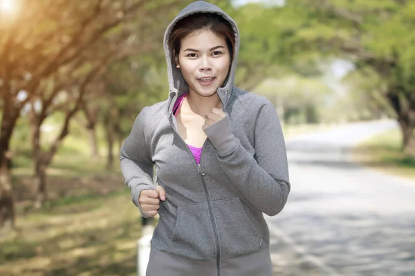 Kör kvinna. Kvinnliga löpare jogging under utomhus på vägen. Du — Stockfoto