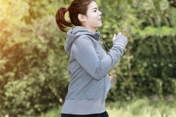 Running vrouw. Vrouwelijke atleet joggen tijdens buiten op weg. U — Stockfoto