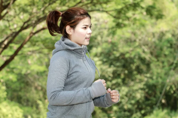 Running vrouw. Vrouwelijke atleet joggen tijdens buiten op weg. U — Stockfoto